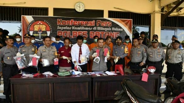 Kapolres Batang dan jajaran menunjukan barang bukti kasus narkoba dan juga beberapa kasus lainnya yang berhasil diungkap. (RP)