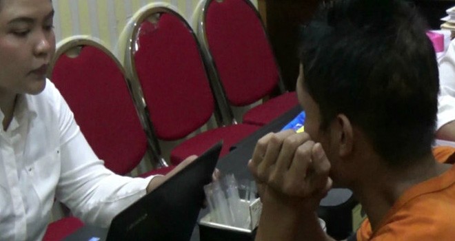 Fotografer Blitar saat diamankan Polisi. Foto : JPG