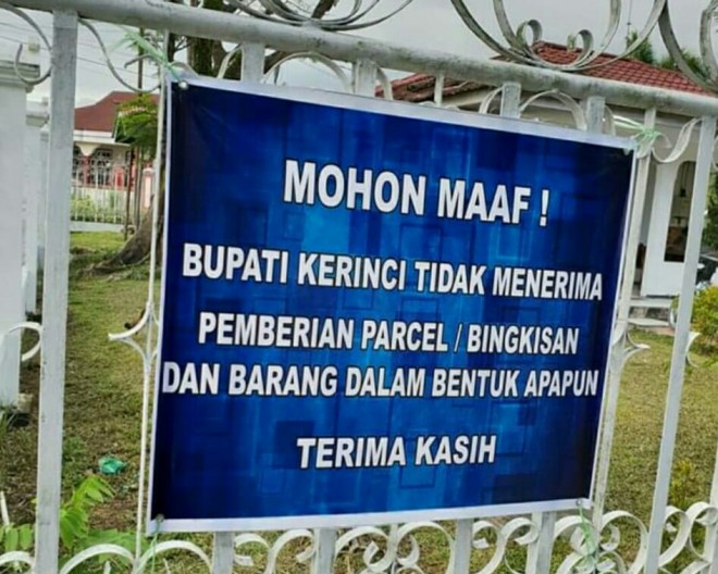 Terlihat Spanduk Tolak Parcel Terpasang di Pagar Rumdis Bupati Kerinci. Foto/gusnadi. 