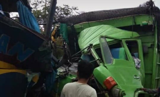 Mobil Bus Medan Jaya yang mengangkut pemudik terlibat tabrakan dengan Mobil Truck Hino di Jalan Lintas Tebo - Jambi. Foto : Ist