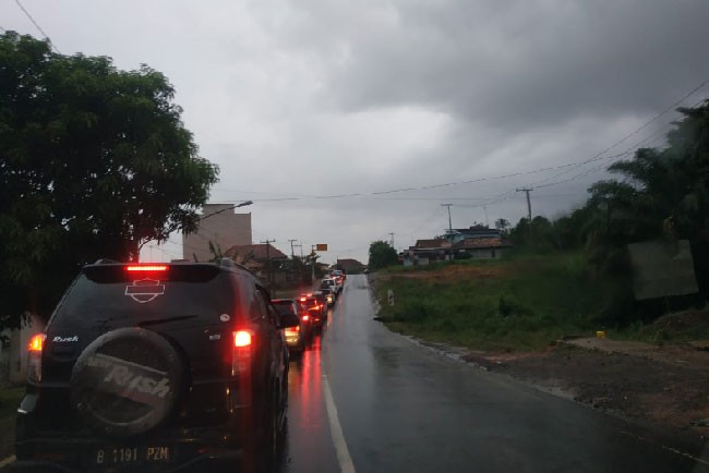 Kendaraan terjebak macet di Jalintim Palembang-Betung, Jumat (31/5) sore. Foto: istimewa