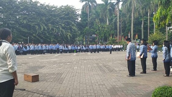 ASN mengikuti upacara Peringatan Hari Lahir Pancasila di lapangan KSN Cawang, Jakarta Timur, Sabtu (1/6). (Sabik Aji Taufan/ JawaPos.com)