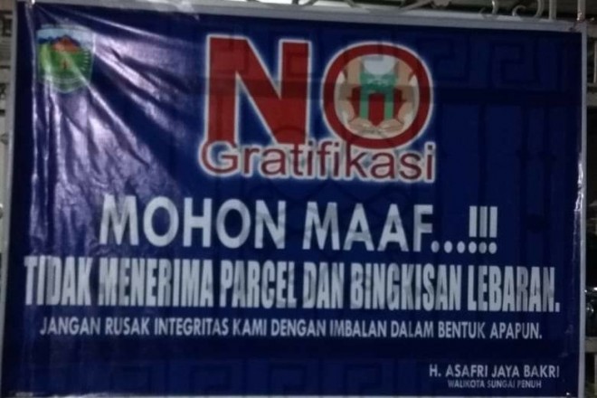 Spanduk Tolak Parcel Terpasang di Rumdis Wako AJB. Foto: