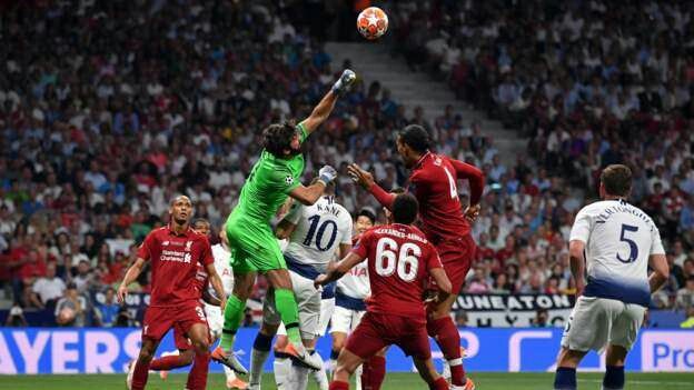 Alisson Becker meninju bola untuk mengamankan gawang Liverpool/AFP