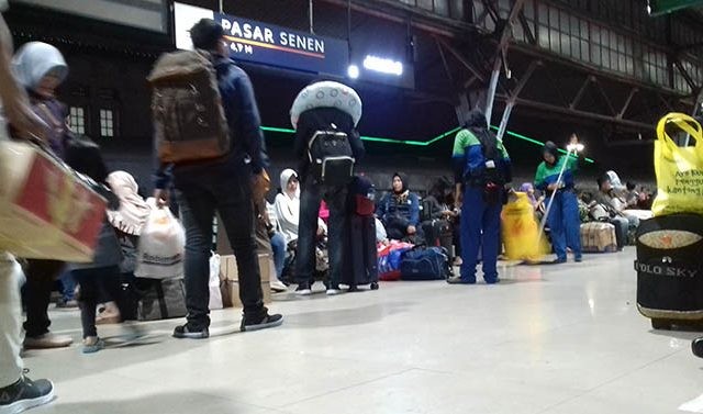 Rina Trisnawati (21) bersama temannya, Nia Kurnia (23), mengepel lantai peron stasiun Pasar Senen Jakarta, Minggu (2/6) malam (Kuswandi/JawaPos.com)