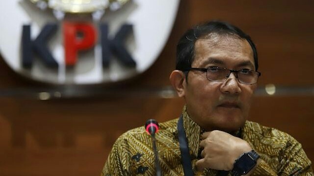 Salah satu pimpinan KPK Saut Situmorang menghadiahkan sepeda terbaik miliknya untuk aparat dan pemerintah yang bisa menangkap pelaku penyiraman kasus Novel Baswedan. (Dery/JawaPos)