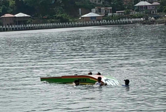 Speed Boat yang terbalik di Danau Kerinci jumat(7/6)
