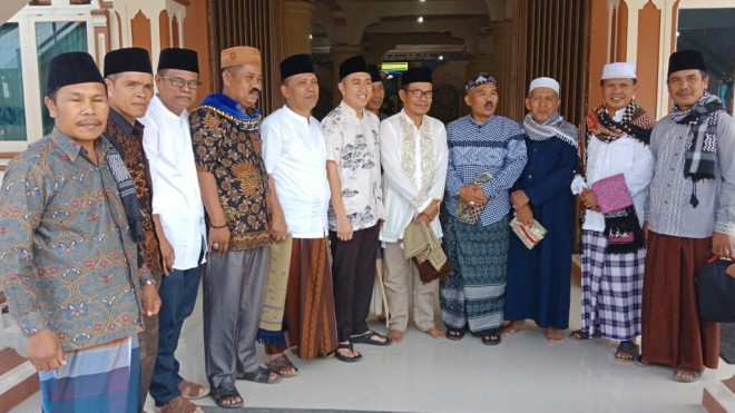 Ketua DPRD Sungai Penuh, Fikar Azami, menyerahkan bantuan berupa uang Rp 10 Juta pada Jumat (07/06). 