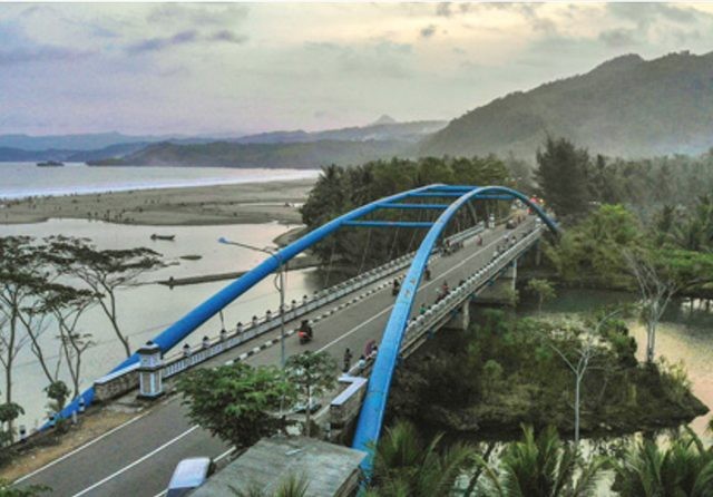 PANORAMA ALAM: Pengendara yang melintasi Jembatan Soge disuguhi pemandangan indah. (Allex Qomarullah/Jawa Pos)
