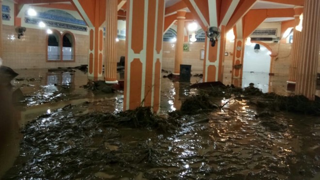 Masjid Jamik di Kumun Mudik diterjang banjir bandang, Minggu (09/06) malam ini.