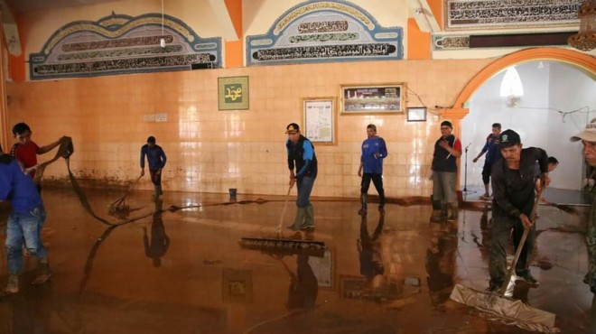 Sekda saat Ikut Goro Membersihkan Masjid. 