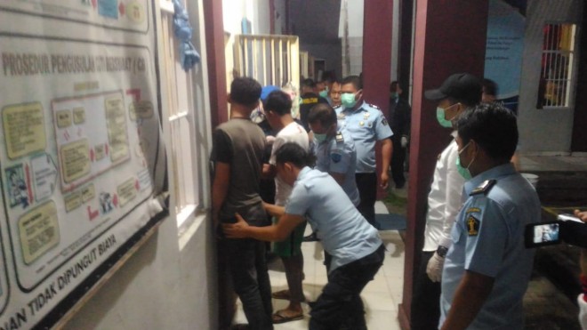 Terlihat petugas rutan Sungai Penuh, saat melakukan sidak di ruang tahanan beberapa Bulan lalu.