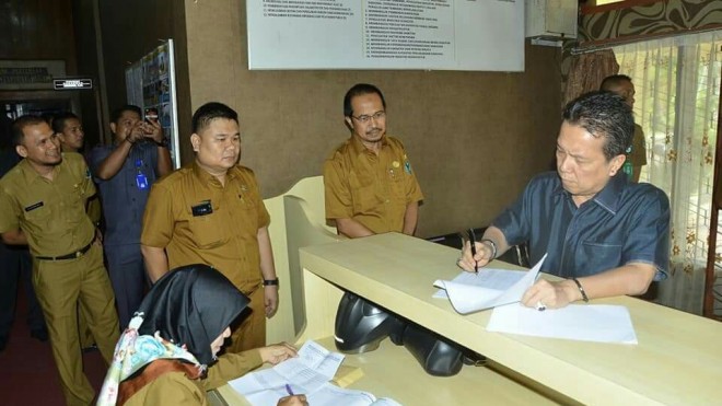 Bupati Batanghari Ir. Syahirsah, Sy melakukan Sidak di sejumlah OPD, terkait libur panjang Hari Raya Idul Fitri.