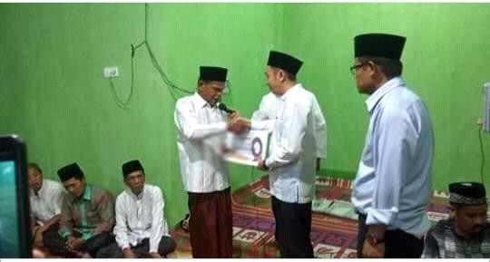 Ketua DPRD Fikar Azami Serahkan Bantuan Mussahalla Jabar Nur Desa koto Duo.