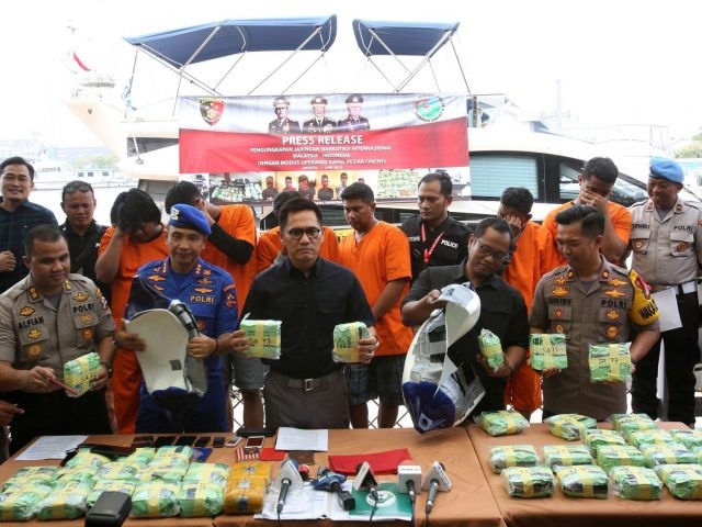 Tersangka penyelundupan narkoba jenis sabu seberat 37 kilogram menggunakan kapal pesiar. (Miftahul Hayat/ Jawa Pos)