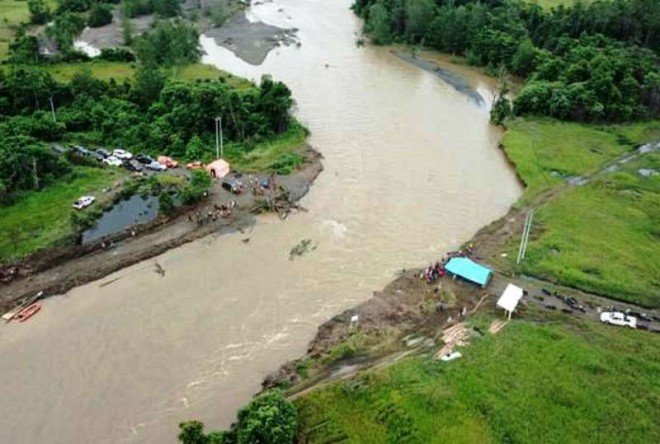 Jembatan sepanjang 38 meter sebagai akses utama warga penghubung SP 1 dan SP 4 di Desa Mahalona hanyut diterjang arus banjir sejak 3 Juni 2019.