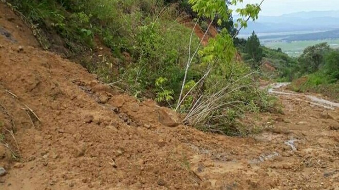 Kondisi jalan menuju objek wisata Bukit Khayangan, saat ini sangat memprihatinkan. 