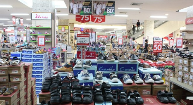 Ramayana Jambi menggelar promo back to school, ditawarkan diskon hingga 70 untuk item yang berkaitan dengan perlengkapan sekolah. Foto : Ist