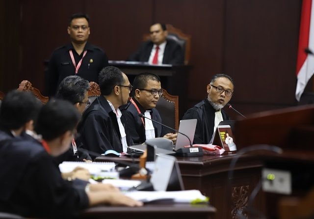 Ketua Tim Hukum BPN Prabowo-Sandi, Bambang Widjojanto menyebut ada tujuh bentuk penyalahgunaan anggaran negara yang dilakukan oleh capres petahana, Joko Widodo, Jumat (14/6). (Dery Ridwansah/JawaPos.com)