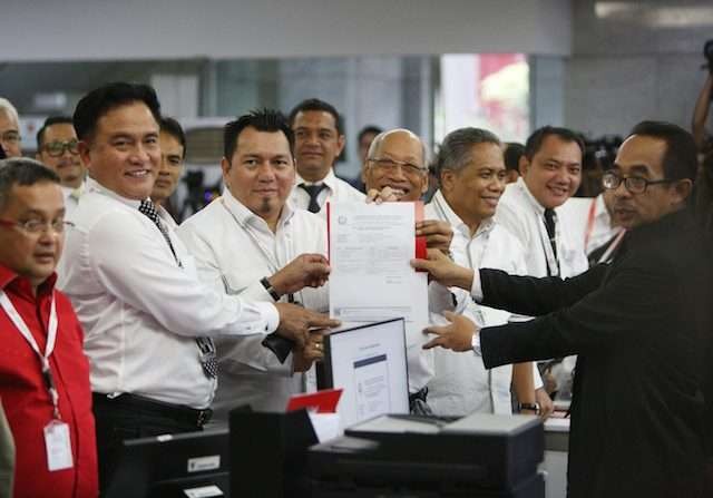 Tim Hukum Joko Widodo-Maruf Amin, Yusril Ihza Mahendra (kedua kiri) bersama Ade Irfan Pulungan (ketiga kiri) dan tim menunjukkan tanda terima penyerahan draf bukti-bukti keterangan selaku pihak terkait dalam PHPU Pilpres 2019 dari petugas di Gedung Mahkamah Konstitusi, Jakarta, Kamis (13/6/2019). TKN menyerahkan bukti-bukti jawaban atas materi gugatan Badan Pemenangan Nasional (BPN) Prabowo-Sandi Terkait Perselisihan Hasil Pemilihan Umum (PHPU). MIFTAHULHAYAT/JAWA POS (MIFTAHULHAYAT/JAWA POS)