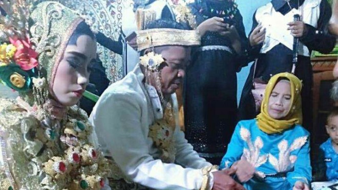 Suasana pernikahan pasangan yang usianya terpaut jauh. (IST)