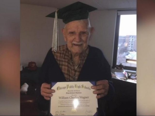 William C. Wagner, seorang kakek 94 tahun, akhirnya menuntaskan sekolah setelah 76 tahun pascaperang dunia berakhir. (UPI)