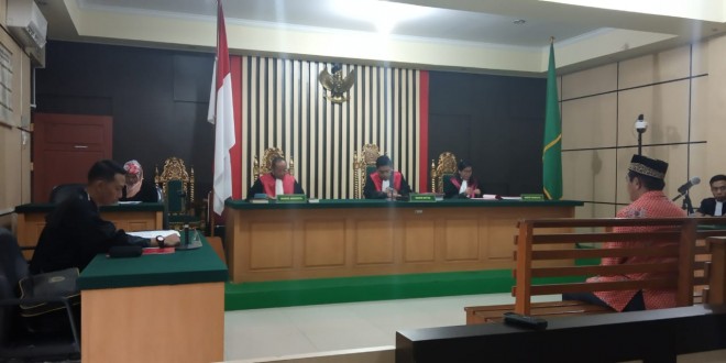 Terdakwa M. Yusuf sat menghadiri sidang dituntut atas dirinya selama 1 tahun  6 bulan penjara oleh Jaksa Kejari Muarojambi.