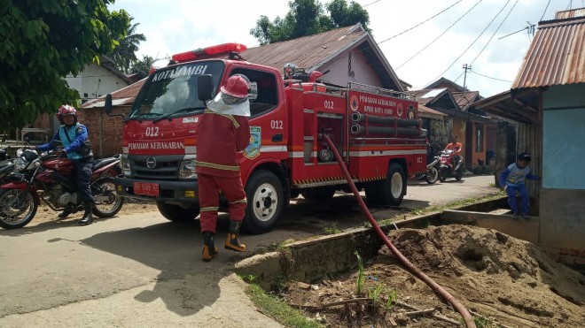 Tiga unit pemadam di terjunkan ke lokasi kejadian. 