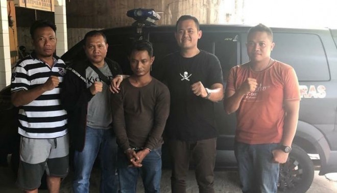 Tersangka pembunuh Yuni saat ditangkap Polisi.