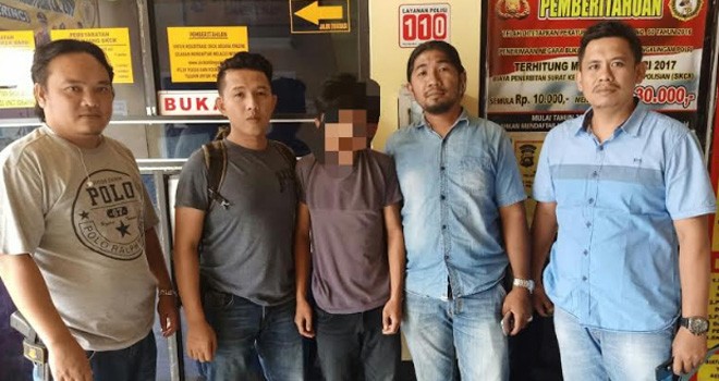 Terlihat pelaku yang berada di tengah, seyelah berhasil duamankan tim opsnal Polres Kerinci.