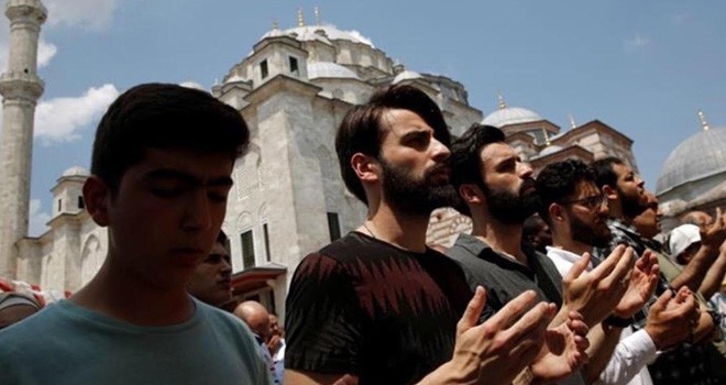 Shalat gaib di Turki. Foto : Al Jazeera