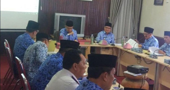 Rapat evaluasi realisasi fisik dan keuangan yang dilaksanakan Pemkab Kerinci, Senin (17/6).