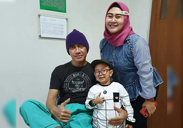 BERTEMU SAHABAT: Agung Hercules dijenguk Daus Mini dan istrinya, Selvia Hana Wijaya, di RSUD Kota Tangerang kemarin (17/6). (DAUS MINI FOR JAWA POS )