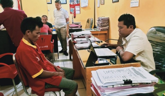 Kedua pelaku saat diamankan di Polres Batanghari. Rabu (19/06).