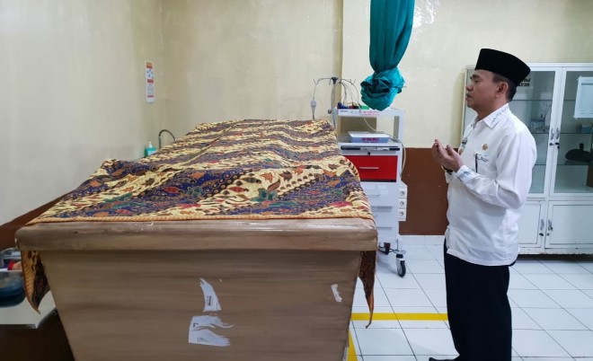 Bupati Kerinci, Adirozal, saat melayat salah seorang pejabat di Kejaksaan Negeri (Kejari) Sungaipenuh yang meninggal dunia, Rabu pagi (19/06/2019) di Rumah Sakit Umum Daerah (RSUD) Mayjen H.A Thalib Kerinci.