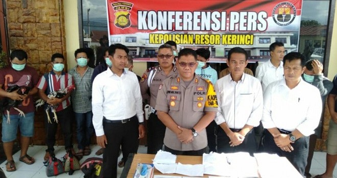 11 orang diduga pelaku judi sabung ayam saat Konfrensi Pers.