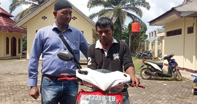 Mahpub diamankan di Polsek Kota Baru bersama satu unit motor Honda Beat yang akan dijualnya seharga Rp 1,7 juta. Foto : Ist