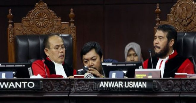 Majelis hakim Mahkamah Konstitusi (MK), Jakarta Pusat, Kamis (20/6) dini hari. Foto : Ricardo / JPNN