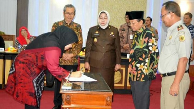 Acara Penandatanganan oleh Bupati Muaro Jambi Hj Masnah Busro SE yang juga disaksikan oleh Perwakilan KPK RI dan juga Gubernur Jambi, acara ini dilaksanakan di Ruang Pola Kantor Gubernur Jambi pada Kamis (20/6) pagi.  