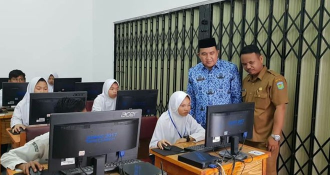 Kabid dikdas, saat memantau USBK. Foto : Gusnadi / Jambiupdate