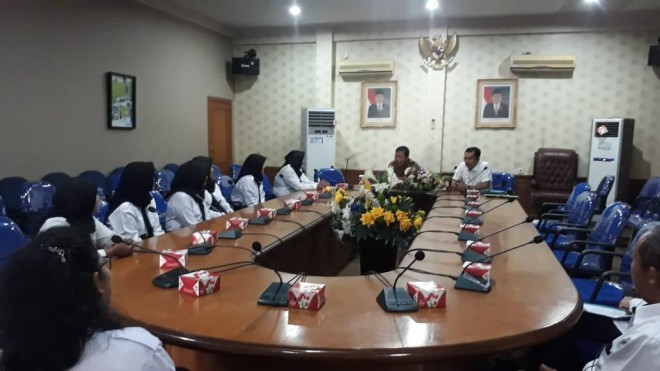 DIALOG: Bupati Tanjabtim, H. Romi Hariyanto, saat berdialog dengan delapan tenaga kesehatan di Kabupaten Tanjabtim yang menerima SK CPNS dari Kementerian Kesehatan RI, Rabu (19/6) kemarin,  FOTO: MAUALANA/JAMBIEKSPRES.