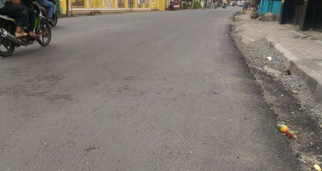 Pekerjaan preservasi Jalan Nasional Sungai Penuh-Leter W yang dilaksanakan PT Aurora Mitra Prakarsa, saat ini kondisi jalan sudah mengalami kerusakan. Foto : Gusnadi / Jambiupdate