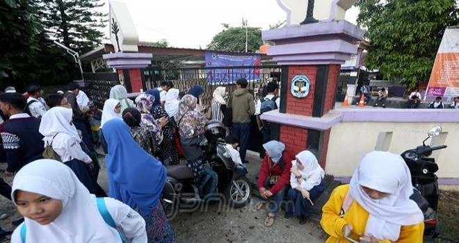 Sejumlah anak dan orang tua saat menunggu di loket Penerimaan Peserta Didik Baru (PPDB). Foto : Ricardo / JPNN