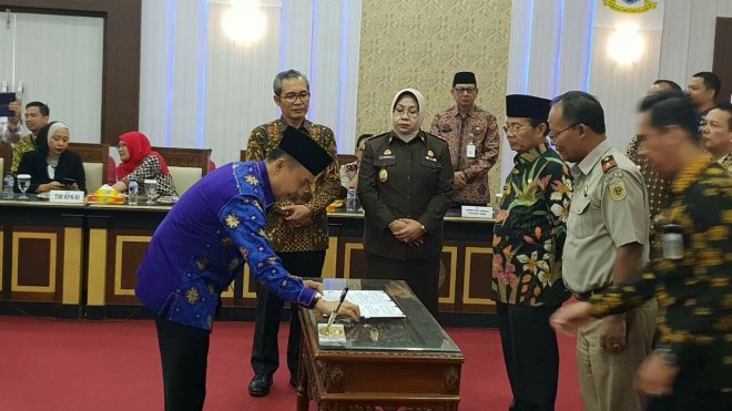 Bupati Kerinci DR. H. Adirozal, M.Si ikut menghadiri dan melakukan penandatanganan nota. 