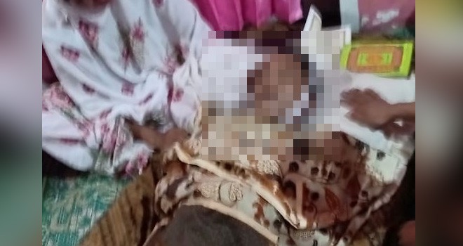 Jasad Thabroni Bin Raden Dengcik dievakuasi setelah ditemukan tergantung di pohon rambutan di depan rumah korban. Foto : Ist