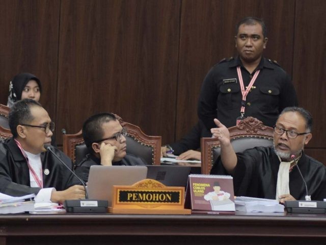Tim Pengacara dari Pihak Pemohon Bambang Widjojanto (kanan), Denny Indrayana (tengah) dalam Sidang Perselisihan Hasil Pemilu (PHPU) di Mahkamah Konstitusi, Jakarta, Jumat (21/6). (FEDRIK TARIGAN/ JAWA POS)