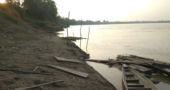 Kondisi desa yang berada di aliran sungai Batanghari yang memprihatinkan dan berada dibibir sungai.