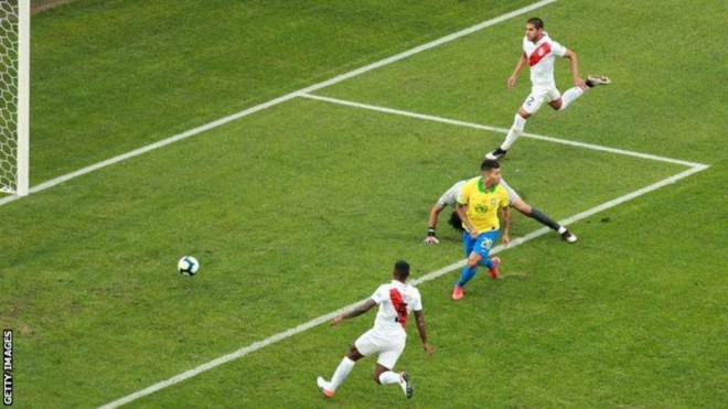 Roberto Firmino mencetak gol kedua Brasil/Getty Images. 