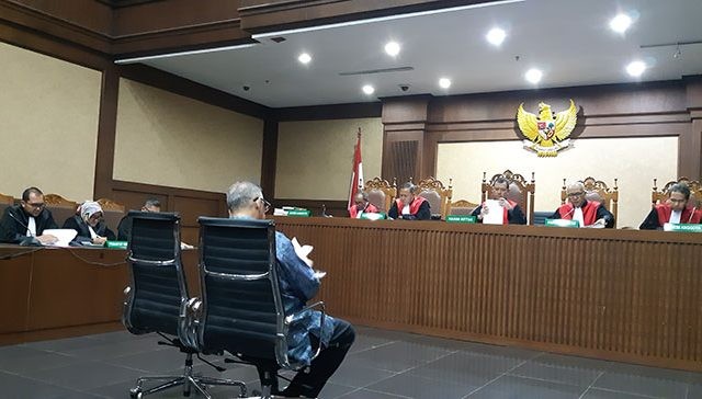 Direktur Utama nonaktif PT Perusahaan Listrik Negara (PLN), Sofyan Basir, saat menjalani sidang pembacaan dakwaan atas kasus yang melilitnya, di PN Tipikor Jakarta, Senin (24/6) (Muhammad Ridwan/JawaPos.com)
