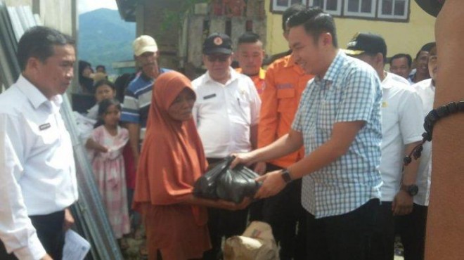 Fikar Azami saat menyerahkan bantuan kebakaran baru-baru ini.